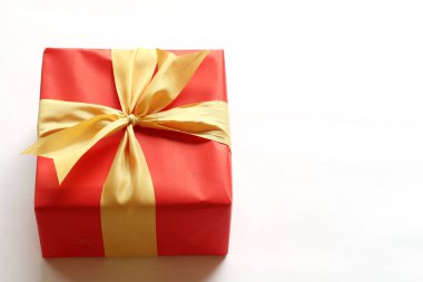 Yakın çekim için Noel iş konsept tasarımı ile beyaz izole kırmızı hediye kutusu.