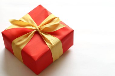 Yakın çekim için Noel iş konsept tasarımı ile beyaz izole kırmızı hediye kutusu.