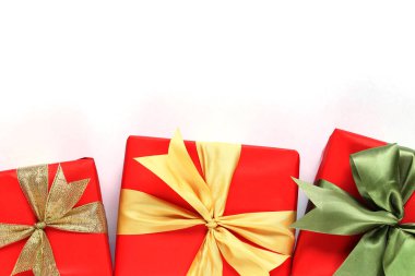 Yakın çekim için Noel iş konsept tasarımı ile beyaz izole kırmızı hediye kutusu.