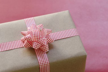 Hediye kutusu kahverengi ve tasarım için pembe fiyonk senin Noel kavramı var.