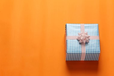 Mavi Noel hediye kutusu bir portakal sanat kağıt yere yerleştirilir ve kopya alanı iş önemli gün konsept tasarımı için var.