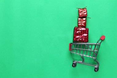 Kırmızı hediye kutusu Noel dekorasyon alışveriş sepeti tarih ve -si olmak kopya uzay, Alışveriş Festivali ve yeni yıl.