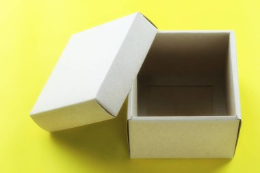 Boş kahverengi kağıt kutu sarı kağıt katta aittir ve Noel iş kavramı tasarımında için kopya alanınız.