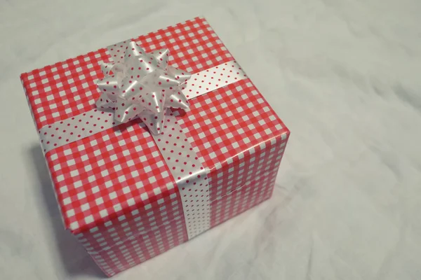 Caixa Presente Vermelha Pano Cinza Para Natal Ano Novo Dia — Fotografia de Stock