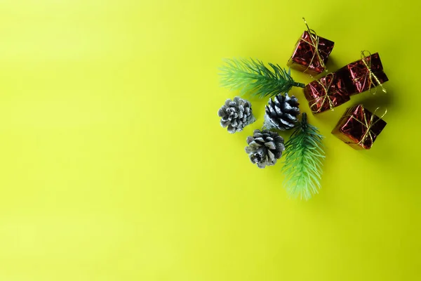 Kerstversiering Gele Kunst Papier Achtergrond Kopie Ruimte Voor Werk Ontwerpconcept — Stockfoto