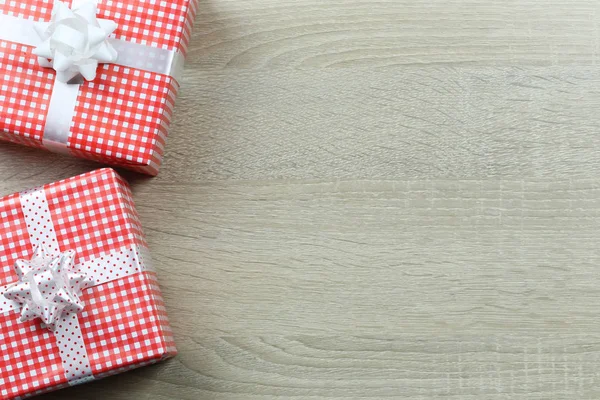 Caja Regalo Roja Para Decoración Navidad Sobre Fondo Madera Tienen —  Fotos de Stock