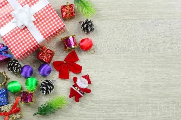 Rote Geschenkbox Mit Geräten Für Die Weihnachtsdekoration Auf Holzboden Hintergrund — Stockfoto