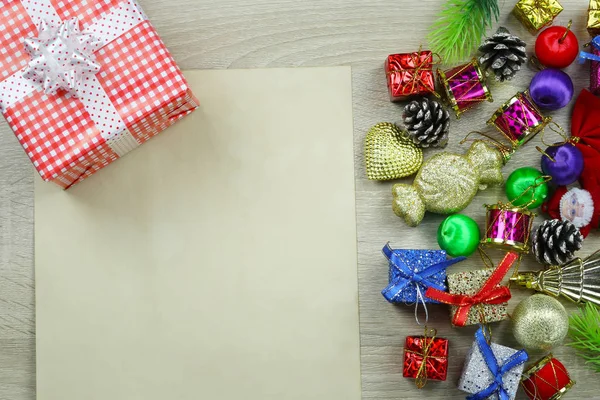 Kahverengi Hediye Kutusu Vintage Kağıt Ekipman Noel Dekorasyonu Ahşap Zemin — Stok fotoğraf