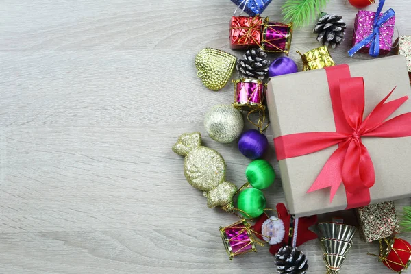 Braun Geschenk Box Mit Geräten Für Weihnachtsdekoration Auf Holzboden Hintergrund — Stockfoto