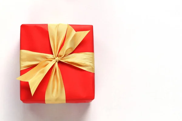 Rode Geschenkdoos Geïsoleerd Wit Met Close Voor Design Kerstmis Werk — Stockfoto