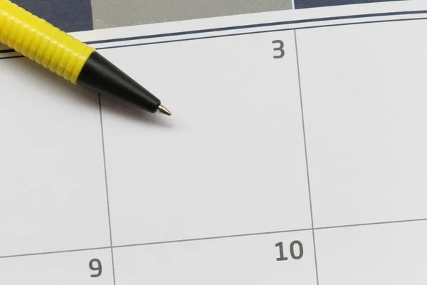 Caneta Amarela Apontou Para Calendário Vazio Terceiro Dia Ter Espaço — Fotografia de Stock