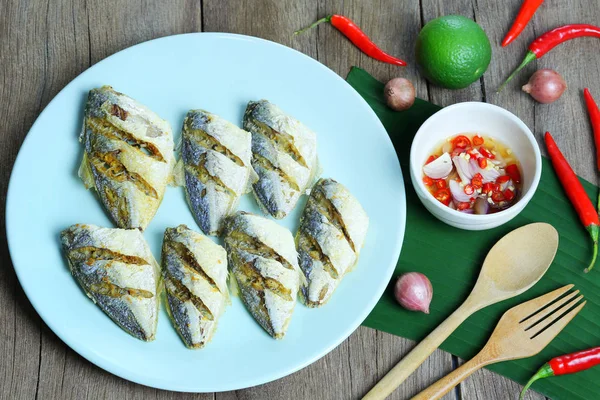 Gebratener Meeresfisch Teller Und Fischsoße Mit Würze Auf Esstisch Meeresfrüchte — Stockfoto