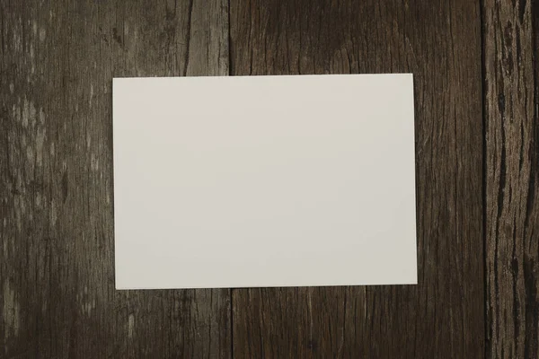 Leeres Weißes Papier Ruht Auf Einem Braunen Holzboden Und Bietet — Stockfoto