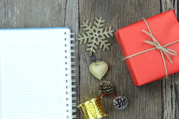 Rote Geschenkschachtel Und Weihnachtsdekoration Auf Holzboden Und Haben Kopierraum Für — Stockfoto