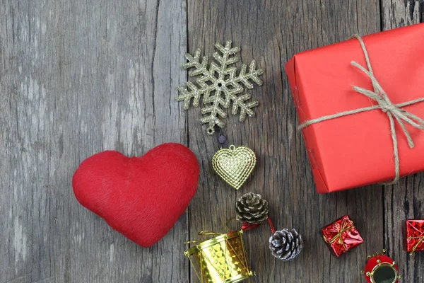 Rode Gift Box Kerst Decoratie Apparatuur Houten Vloer Ruimte Van — Stockfoto
