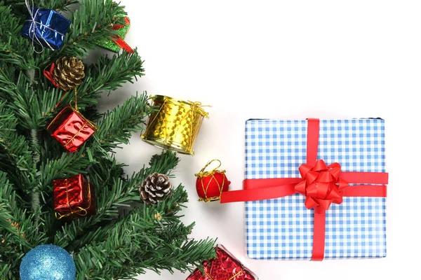 Weihnachtsbaum Und Blauer Geschenkkarton Auf Weißem Hintergrund Und Haben Kopierraum — Stockfoto