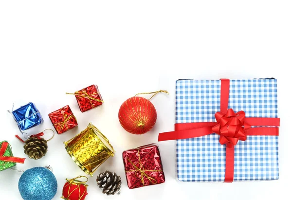 Dekoration Von Weihnachten Und Blaue Geschenkbox Auf Weißem Hintergrund Und — Stockfoto