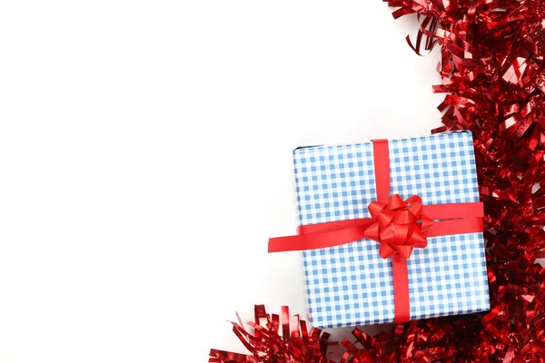 Dekoration Von Weihnachten Und Blaue Geschenkbox Auf Weißem Hintergrund Und — Stockfoto