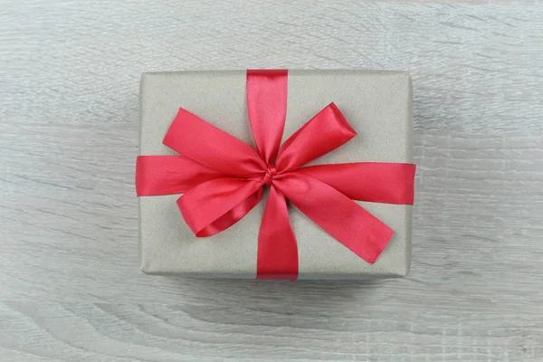 Caixa Presente Marrom Com Arco Vermelho Chão Madeira Natal Conceito — Fotografia de Stock