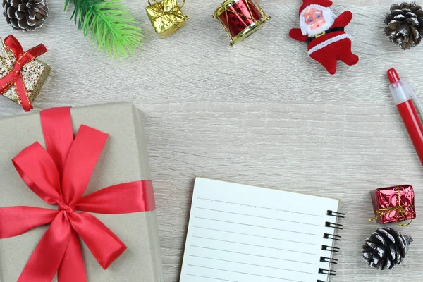 Braune Geschenkschachtel Mit Roter Schleife Auf Holzboden Und Leeres Buch — Stockfoto