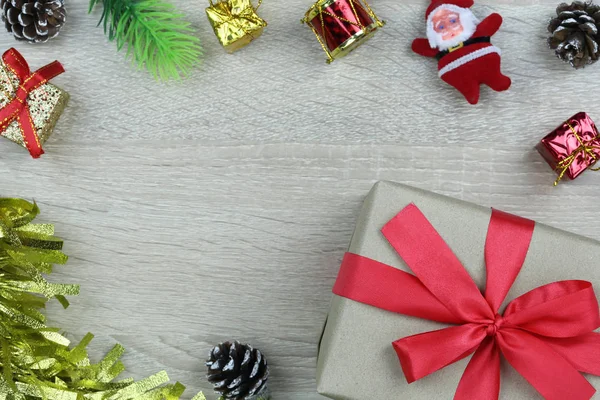 Braune Geschenkschachtel Mit Roter Schleife Auf Holzboden Und Dekorationswerkzeug Weihnachts — Stockfoto