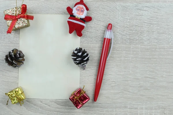 Weihnachts Und Neujahrsdekoration Und Braunes Notizpapier Auf Holzboden Zur Gestaltung — Stockfoto