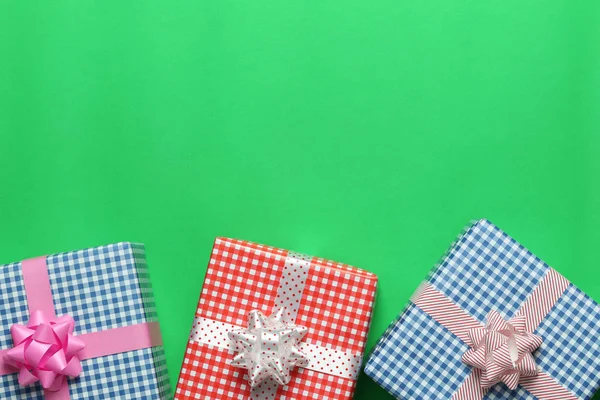 Mezclar Caja Regalo Navidad Colocada Suelo Papel Arte Verde Tener —  Fotos de Stock