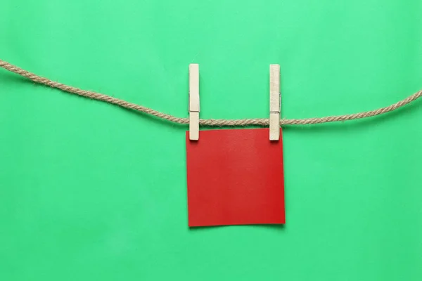 Rood Papier Opmerking Hang Hennep Touw Kopie Ruimte Voor Design — Stockfoto