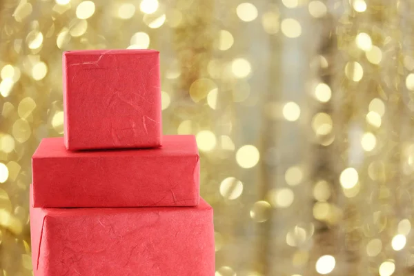 Rote Geschenkbox Auf Goldenem Bokeh Hintergrund Der Weihnachtsbeleuchtung Für Design — Stockfoto