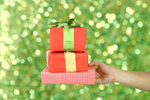 Scatola Regalo Rossa Portata Mano Concetto Natale Con Sfondo Verde — Foto Stock