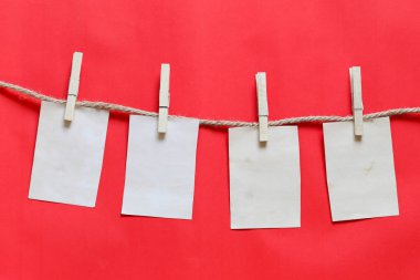 Boş kahverengi kayda Noel kavramı tasarımında için clothesline ve kırmızı arka plan göre.