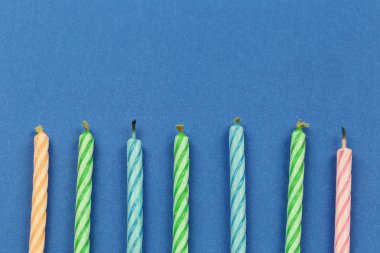 Mavi küçük mumlar Kağıt arka plan ve tasarımı, iş kopya alanı için var Noel kavramı.