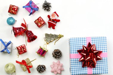 Noel dekorasyon ekipman kopya alanı tasarımınız için beyaz zemin üzerine.