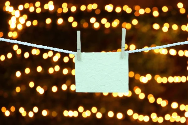 Boş Kağıdı Clothesline Işık Bokeh Arka Planda Senin Noel Kavramı — Stok fotoğraf