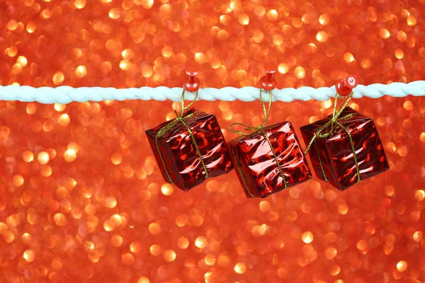 Scatola Regalo Rossa Appesa Alla Clothesline Sfondo Bokeh Design Nel — Foto Stock