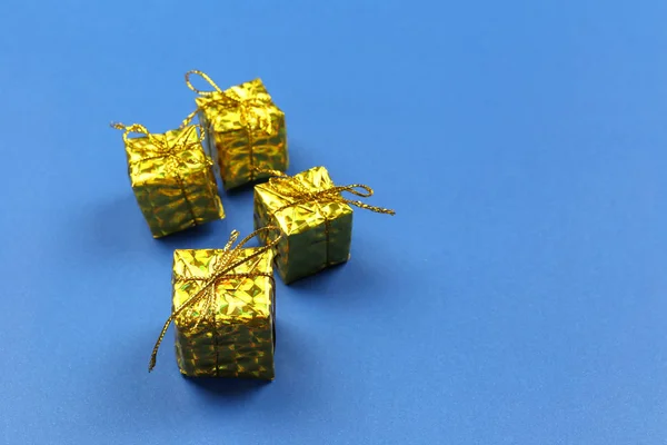 Golden Gift Box Blue Paper Background Copy Space — Stock Photo, Image