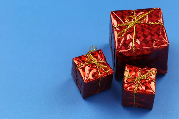 Red Gift Box Christmas Decorations Blue Background Have Copy Space — Stock Photo, Image