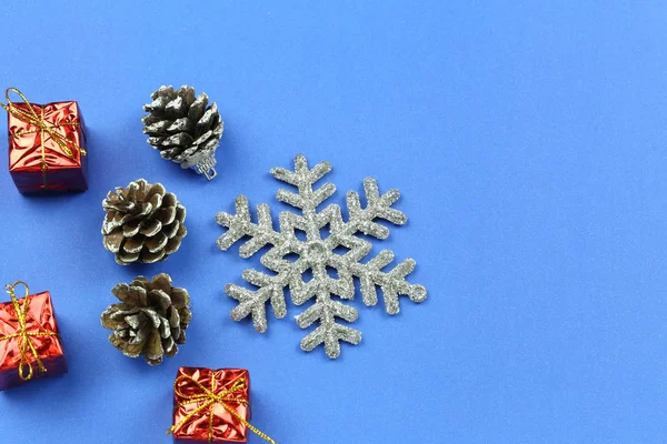 Decoraciones Navidad Sobre Fondo Azul Tienen Espacio Copia Para Diseño —  Fotos de Stock