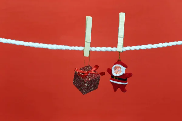 Santa Doll Waslijn Hangen Kopie Ruimte Met Rode Achtergrond Voor — Stockfoto