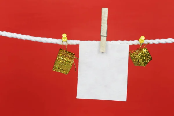 Empty Note Paper Hang Clothesline Have Copy Space Red Background — Stock Photo, Image