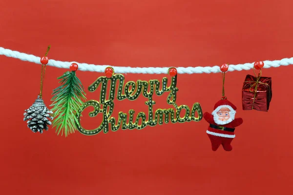 Santa Doll Висит Линии Одежды Имеет Пространство Копирования Красным Фоном — стоковое фото