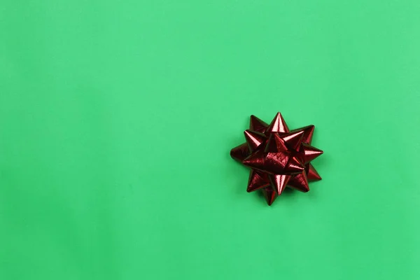Красный Лук Зеленом Фоне Бумаги Копия Пространства Дизайна Вашей Работе — стоковое фото