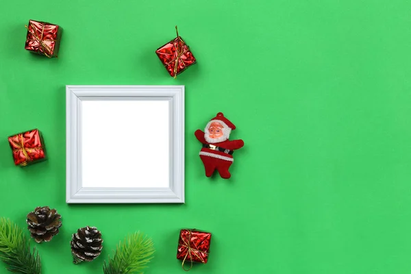 Weihnachtsdekoration Ausrüstung Und Fotorahmen Auf Grünem Papier Kunst Hintergrund Mit — Stockfoto