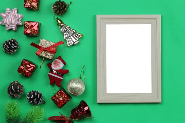 圣诞装饰设备和相框上的绿纸艺术背景与复制空间为您的设计 — 图库照片