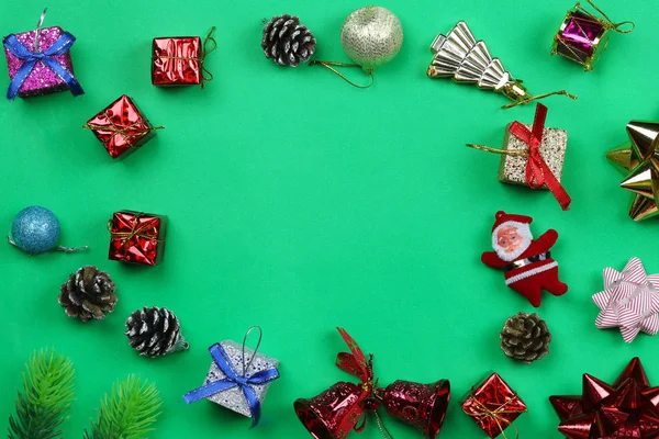 Weihnachtsdekoration Ausrüstung Auf Grünem Papier Hintergrund Mit Kopierraum Für Ihr — Stockfoto