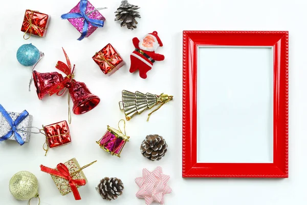 Weihnachtsdekoration Und Fotorahmen Auf Weißem Hintergrund Mit Kopierraum Für Ihr — Stockfoto
