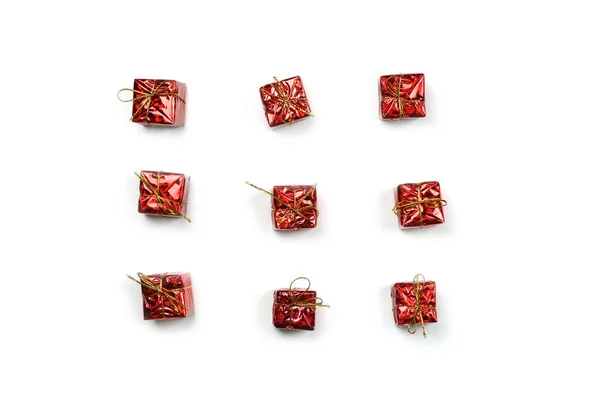 Rode Gift Box Van Kerst Decoratie Witte Achtergrond Met Kopie — Stockfoto
