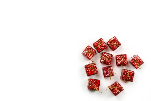 Rote Geschenkschachtel Mit Weihnachtsdekoration Auf Weißem Hintergrund Mit Kopierraum Für — Stockfoto