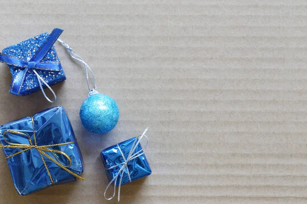 Blaue Geschenkschachtel Auf Braunem Hartpapier Für Das Weihnachtskonzept Mit Kopierraum — Stockfoto