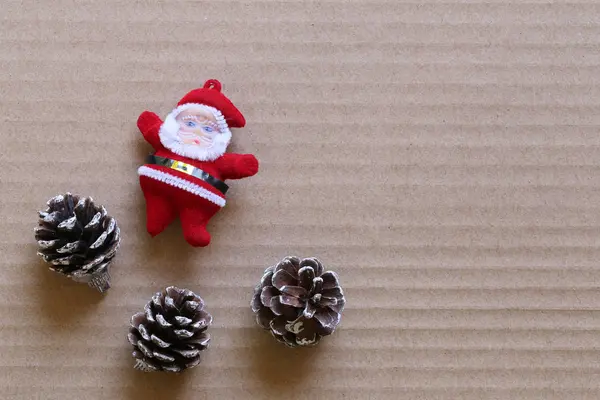 Santa Boneca Pinheiro Cones Papel Duro Marrom Para Conceito Natal — Fotografia de Stock